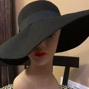Black wool floppy hat. Excellent condition!